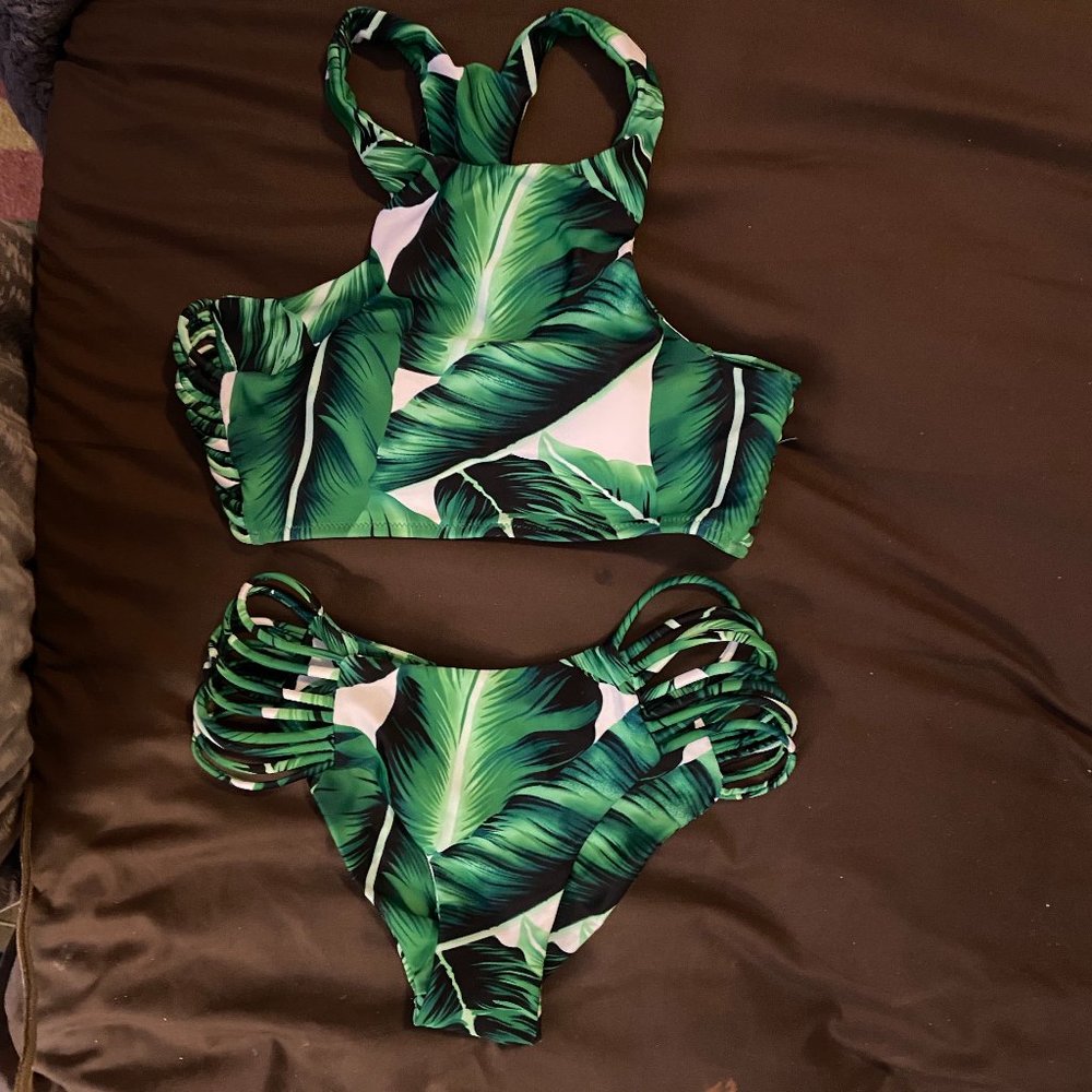 This floral print two piece bikini swimsuit is a small.
